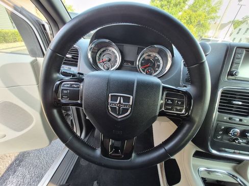 Used 2018 Dodge Grand Caravan SXT FWD image 19