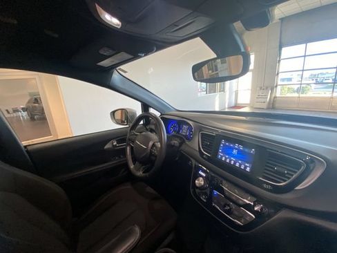 Used 2020 Chrysler Pacifica Touring w/ S Appearance Package FWD image 9