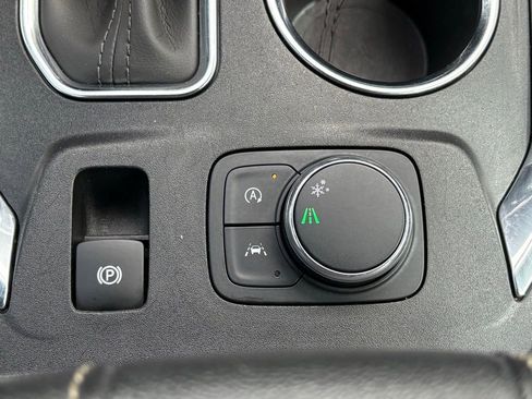 Used 2023 Chevrolet Traverse LT FWD image 21