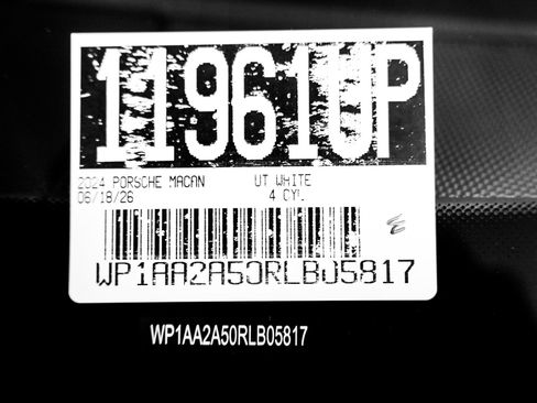 Certified 2024 Porsche Macan AWD/4WD image 31
