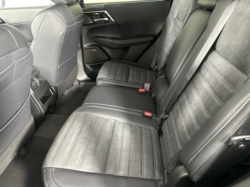 New 2026 Mitsubishi Outlander SE image 18