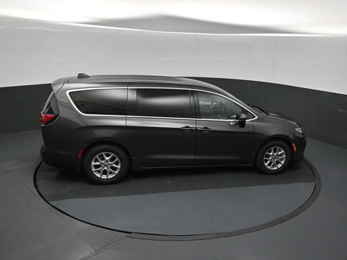 Used 2023 Chrysler Pacifica Touring-L FWD image 50