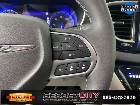 Used 2024 Chrysler Pacifica Touring-L image 15