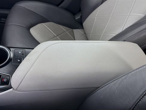 Used 2019 Toyota Camry XLE w/ Sunroof Package image 18