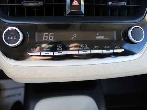 Used 2025 Toyota Corolla LE image 32