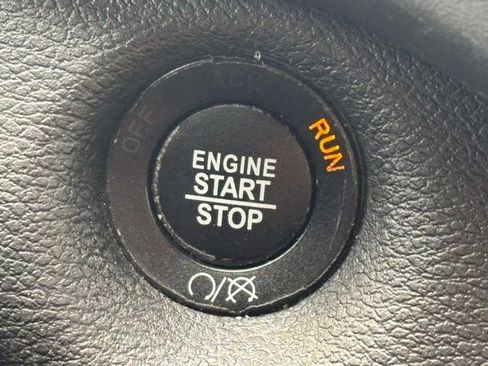 Used 2019 Jeep Cherokee Overland w/ Technology Group AWD/4WD image 11