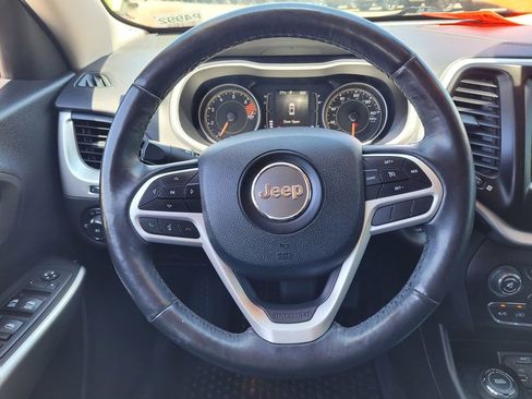 Used 2018 Jeep Cherokee Latitude Plus w/ Cold Weather Group AWD/4WD image 10