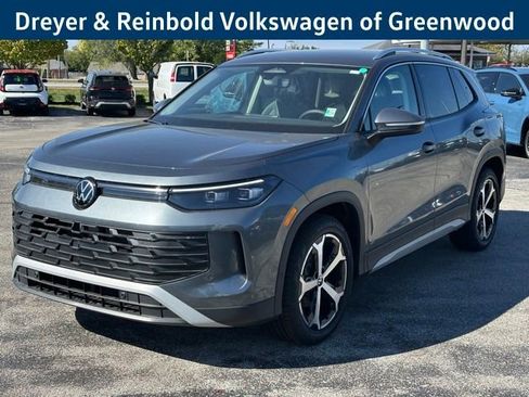 New 2025 Volkswagen Tiguan SE image 3