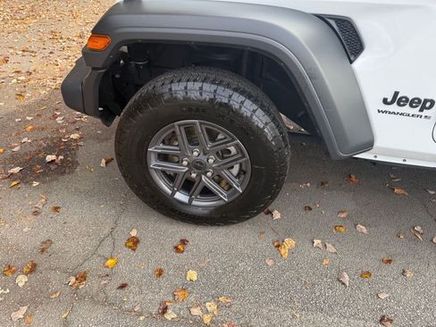 Used 2025 Jeep Wrangler Sport S image 30
