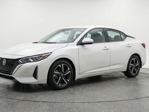 Used 2025 Nissan Sentra SV image 3