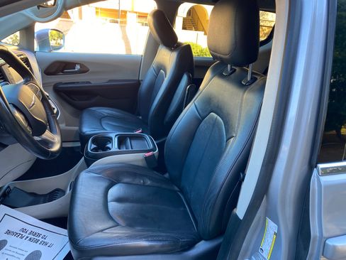 Used 2017 Chrysler Pacifica Touring-L image 21