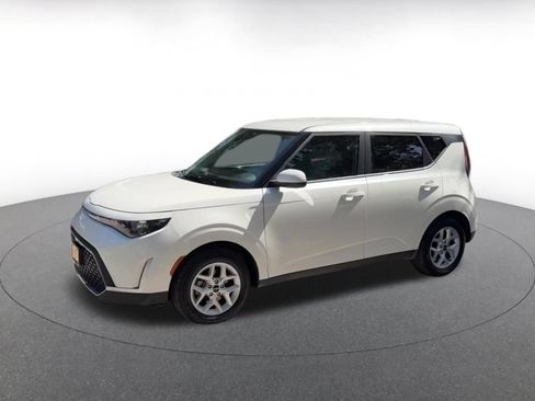 Used 2025 Kia Soul LX w/ LX Technology Package FWD image 8