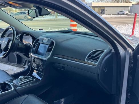 Used 2017 Chrysler 300 C image 21