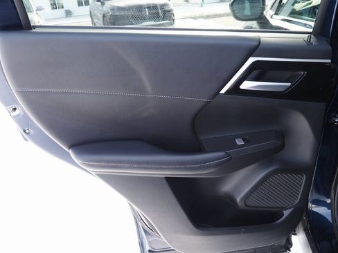 Used 2024 Mitsubishi Outlander 4WD Plug-In Hybrid image 39