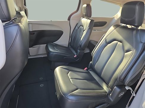 Used 2023 Chrysler Pacifica Touring-L image 18