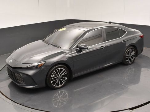 Used 2025 Toyota Camry XLE AWD/4WD image 32
