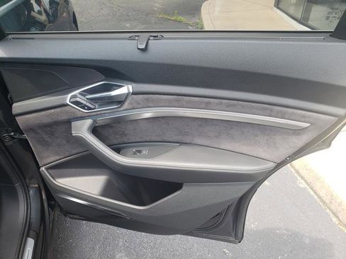 Used 2019 Audi e-tron Prestige w/ Prestige Package image 17