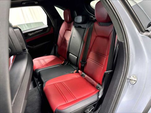 Used 2025 Porsche Cayenne GTS AWD/4WD image 30