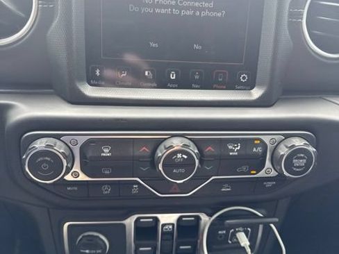 Used 2023 Jeep Wrangler Unlimited Sahara AWD/4WD image 4