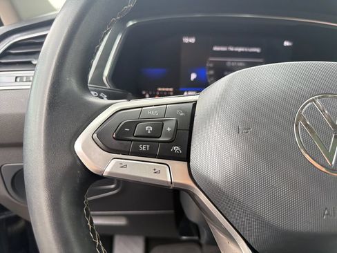Used 2022 Volkswagen Tiguan SE w/ Panoramic Sunroof Package FWD image 17