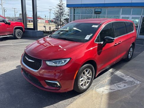 Used 2025 Chrysler Pacifica Select image 2