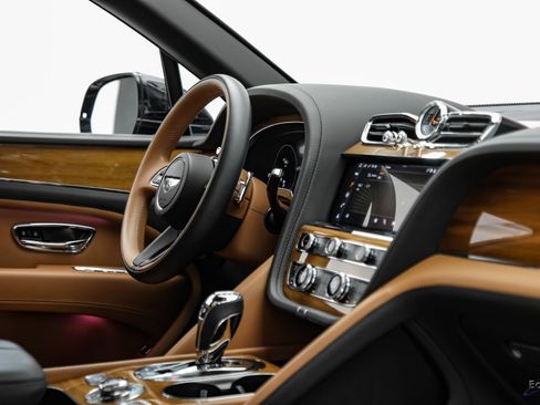 Used 2023 Bentley Bentayga Extended Wheelbase AWD/4WD image 42