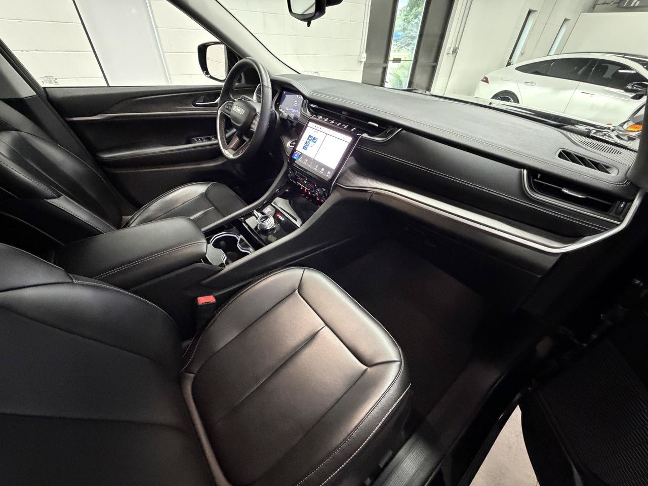 Used 2023 Jeep Grand Cherokee L Limited AWD/4WD image 20