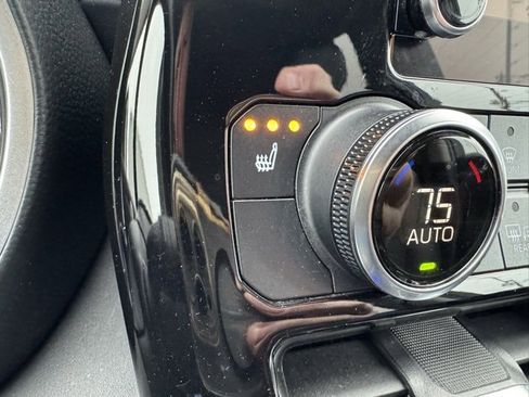 Used 2023 Toyota Highlander XLE image 10