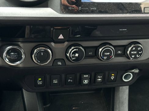 Used 2018 Toyota Tacoma TRD Sport w/ Technology Package image 19