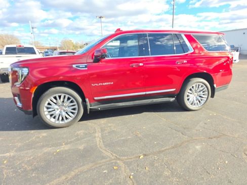 Used 2024 GMC Yukon SLT w/ SLT Luxury Package image 1