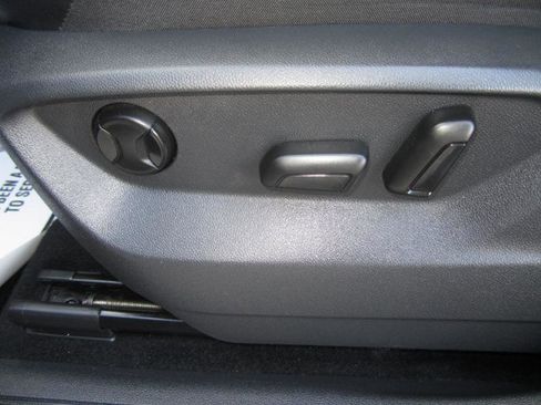 Used 2019 Volkswagen Tiguan SE image 25