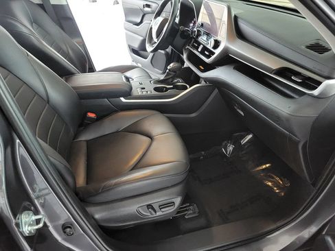 Used 2023 Toyota Highlander XLE FWD image 14
