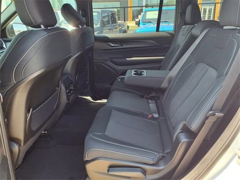 New 2025 Jeep Grand Cherokee L Laredo image 11