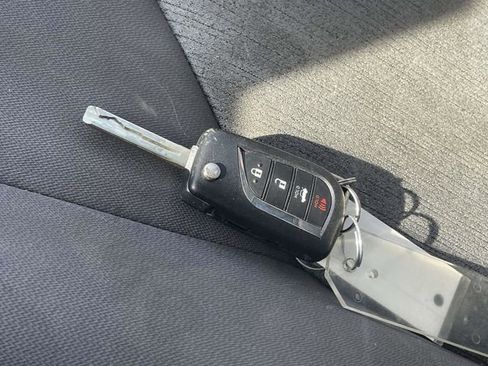 Used 2021 Toyota Camry LE image 31