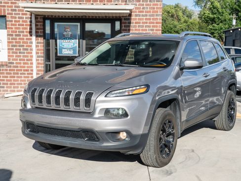 Used 2018 Jeep Cherokee Latitude Plus w/ Comfort/Convenience Group AWD/4WD image 1