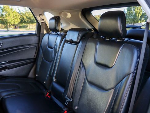 Used 2019 Ford Edge Titanium image 16