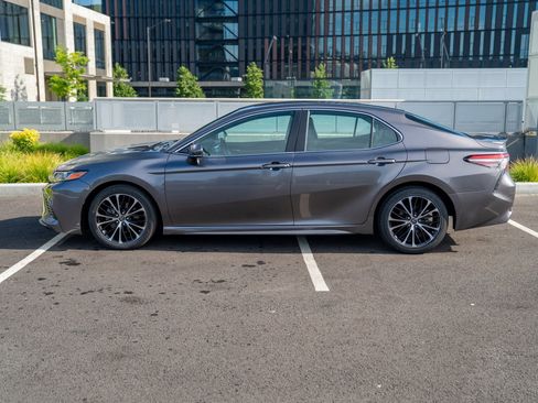Used 2018 Toyota Camry SE w/ Convenience Package FWD image 2