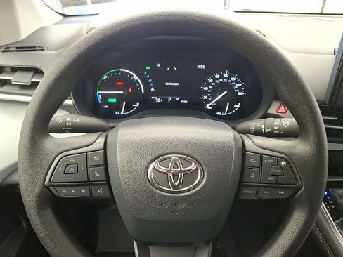 Used 2025 Toyota Sienna LE image 16