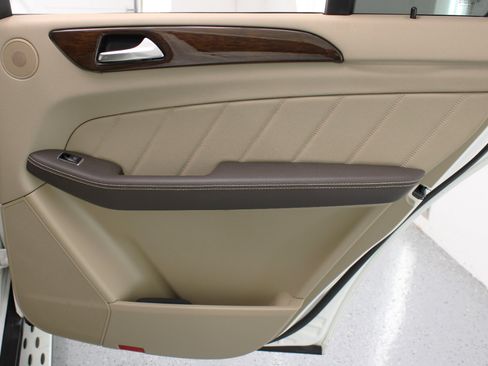 Used 2016 Mercedes-Benz GL 450 4MATIC w/ Premium I Package image 48