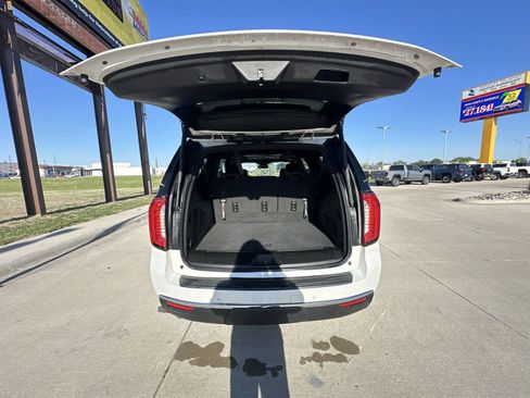 Used 2023 GMC Yukon XL SLT AWD/4WD image 27