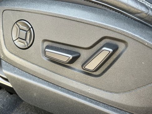 Used 2023 Audi e-tron Premium Plus w/ Premium Plus Package image 30