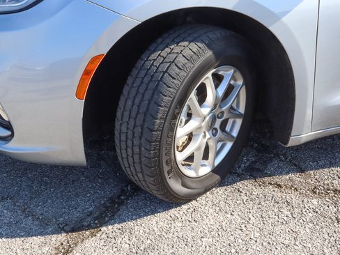 Used 2024 Chrysler Pacifica Touring-L FWD image 13