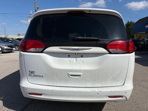 Used 2018 Chrysler Pacifica L FWD image 5