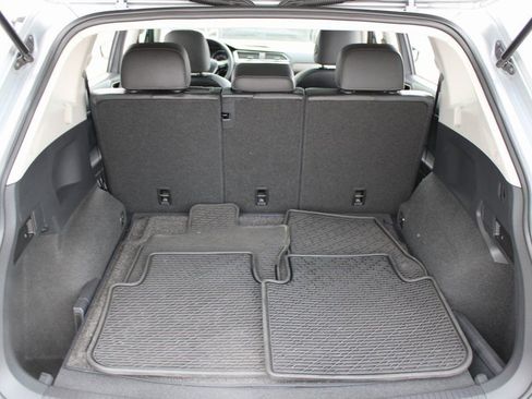 Certified 2020 Volkswagen Tiguan SE w/ Panoramic Sunroof Package image 30