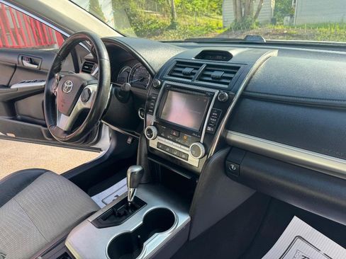 Used 2014 Toyota Camry SE w/ Moonroof Package image 24