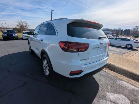 Used 2019 Kia Sorento LX Sport Utility 4D w/ LX Convenience Package image 5