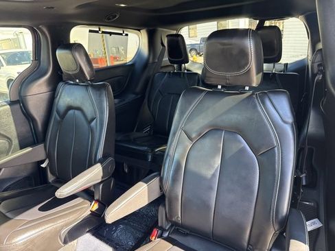 Used 2025 Chrysler Pacifica Select w/ Uconnect Theater Family Group image 29