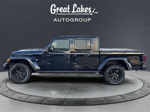 Used 2022 Jeep Gladiator Willys image 2