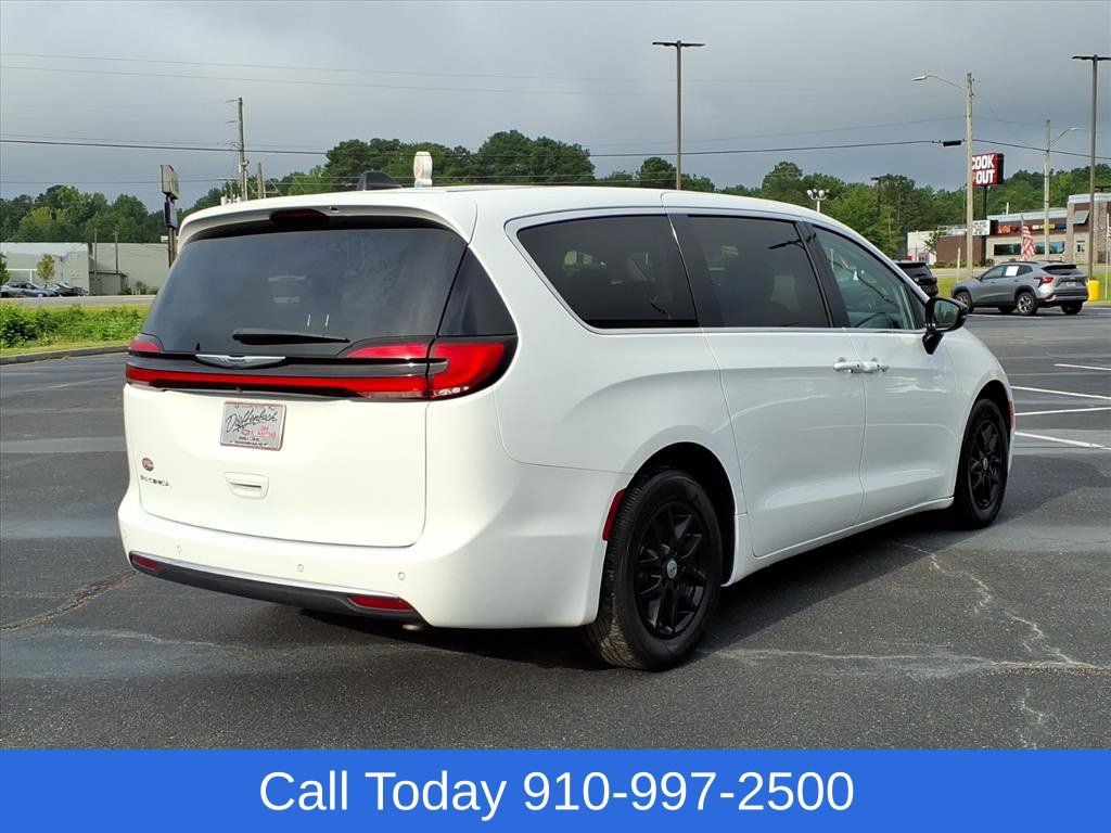 Used 2024 Chrysler Pacifica Touring-L FWD image 6