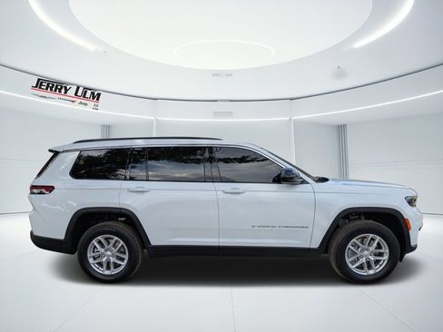 New 2025 Jeep Grand Cherokee L Laredo image 2
